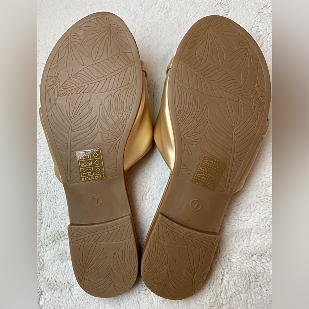 Gold faux leather flat sandals. New - Picture 5 of 6